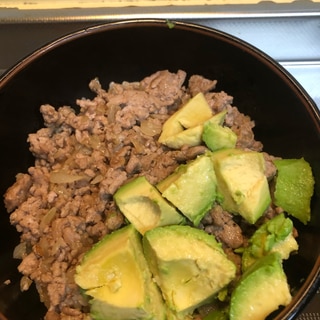 ワサビが決め手♪豚ひき肉とアボカドのそぼろ丼^_^